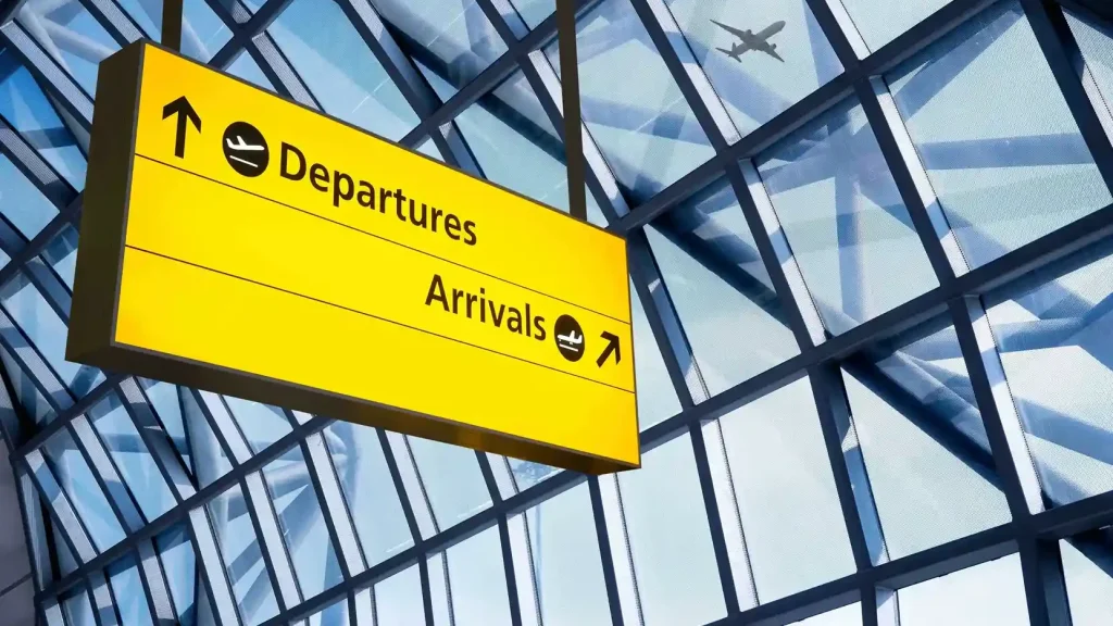 機場出發（Departures）同抵達（Arrivals）指示牌 — 峇里島入境排隊實戰攻略
