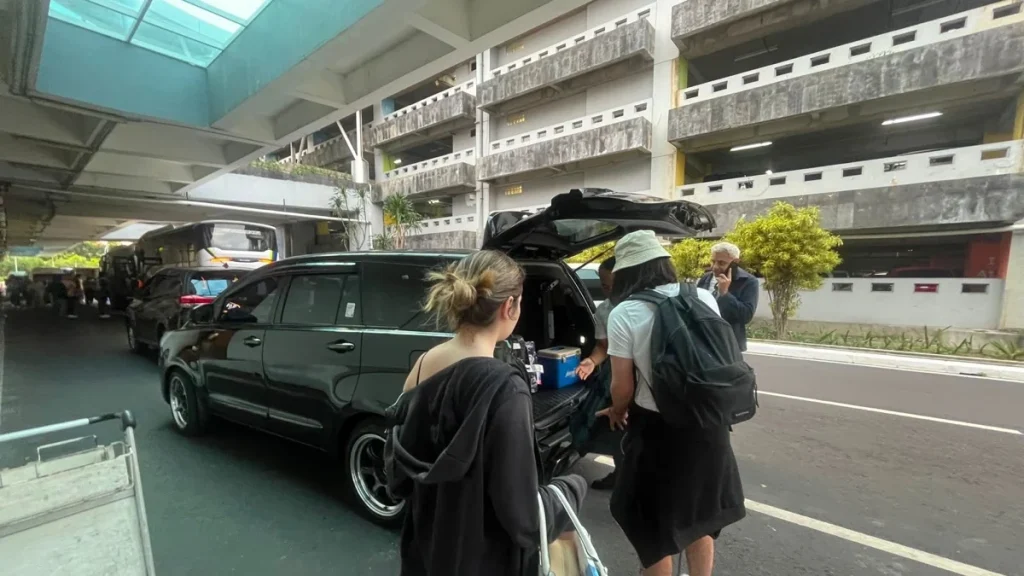 旅客喺峇里島機場泊車區將行李搬上車 — 快速通關服務真實客人