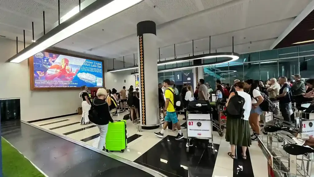 旅客喺機場行李轉盤等候提取行李 — 行李寄存同遺失報失攻略
