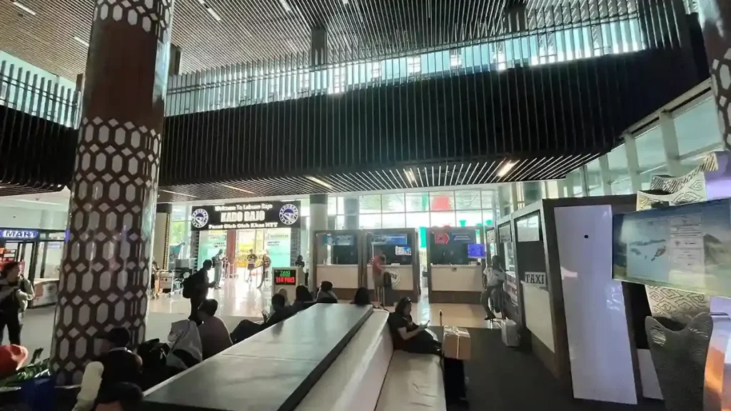 旅客喺機場行李提取大堂等候 — 過海關前要清楚免稅攜帶限額
