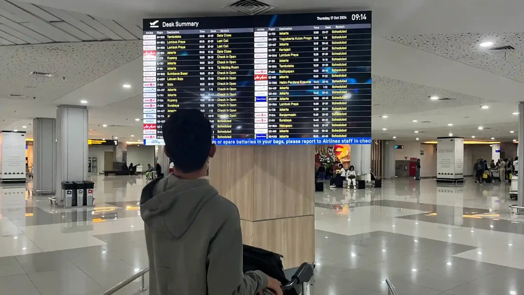 機場航班資訊顯示板 — 航班延誤點算？旅遊保險保障要睇清