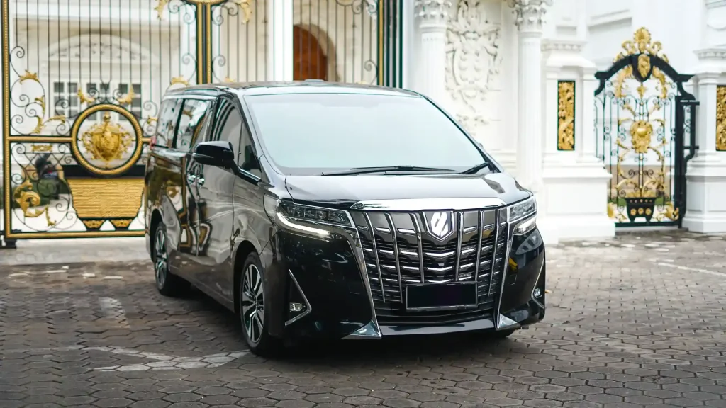 黑色Toyota Alphard專車停泊門口