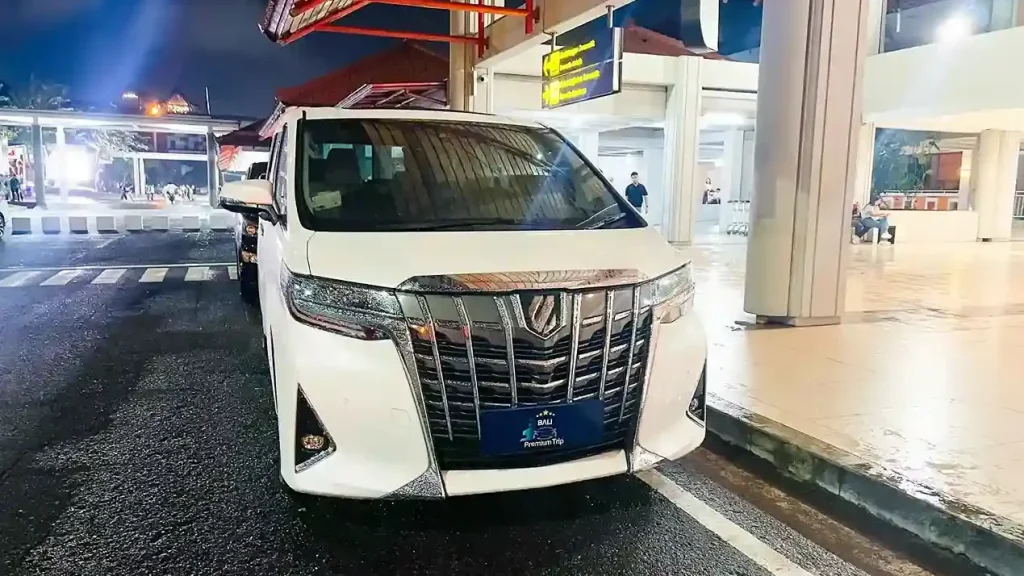 白色Toyota Alphard專車喺峇里島機場落客區