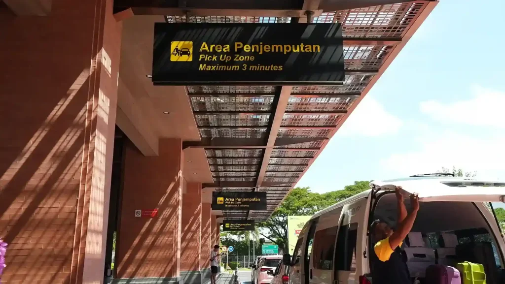 峇里島機場官方接載區（Area Penjemputan）指示牌