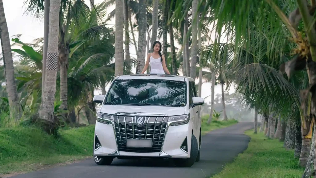 Toyota Alphard專車喺烏布椰林小路上