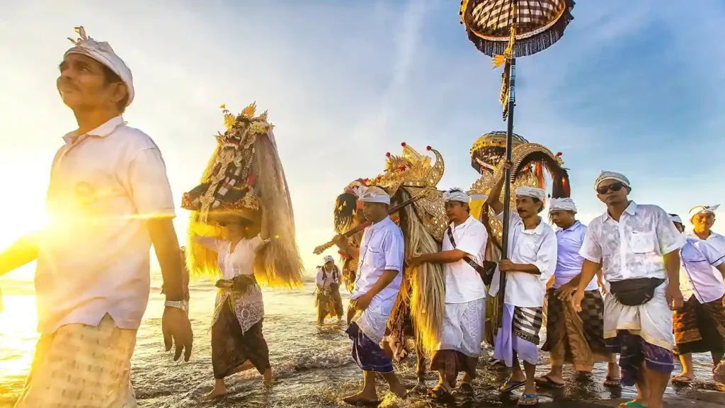 峇里島人喺海邊舉行Melasti淨化儀式 — 安寧日(Nyepi)前嘅傳統
