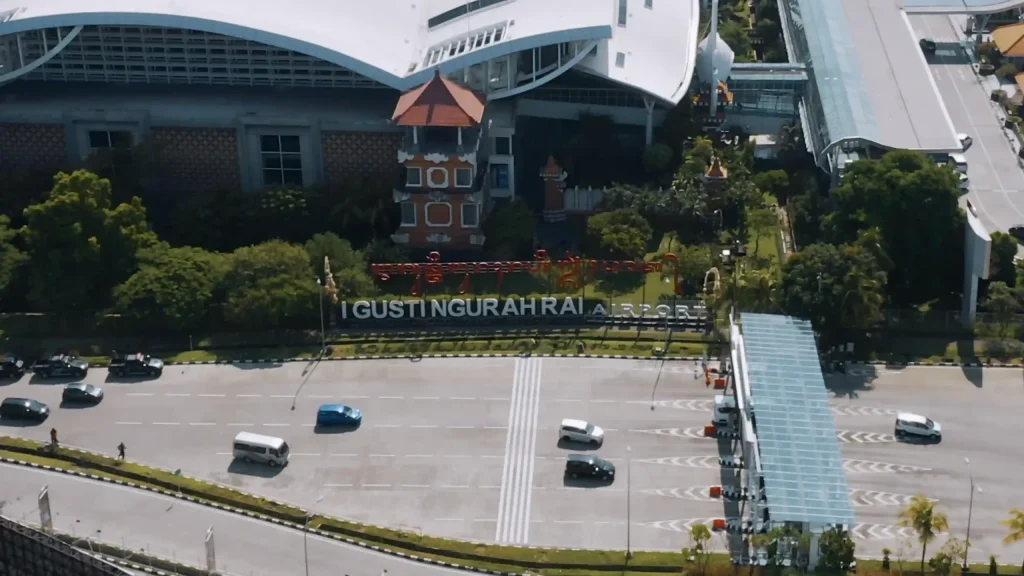 峇里島伍拉賴國際機場航拍全景 — 香港直航航班抵達嘅DPS機場