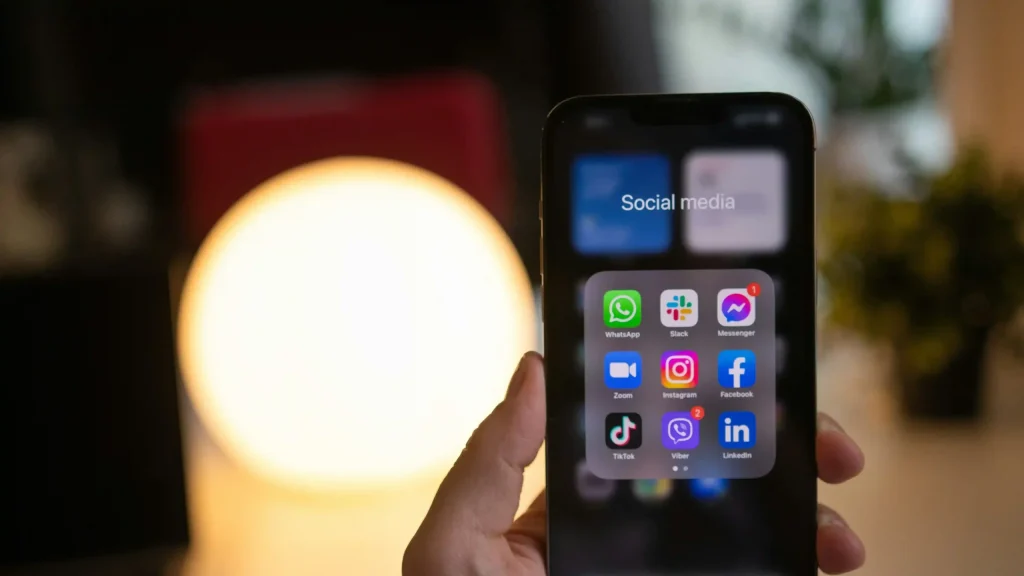 手持智能手機顯示WhatsApp等社交App — 峇里島SIM卡同eSIM上網攻略