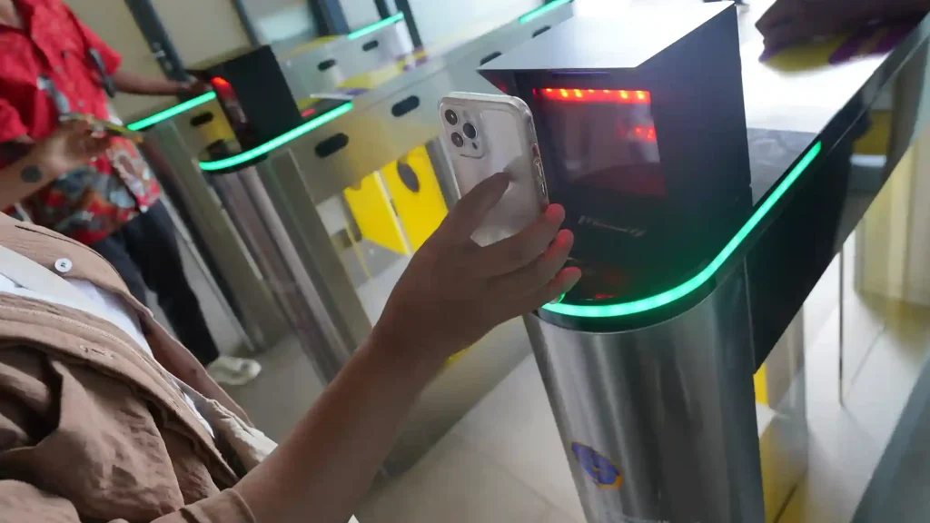 旅客喺電子閘口用手機掃描通關 — 峇里島Autogate自動通關同All Indonesia電子入境卡教學