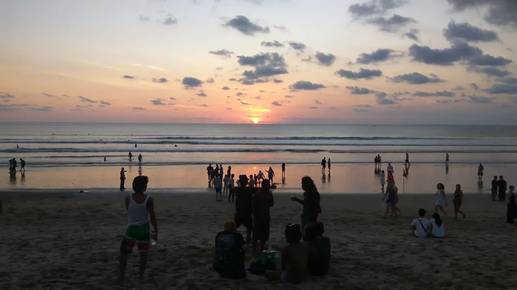 庫塔海灘日落時分嘅人潮 — 聖誕跨年峇里島旺季