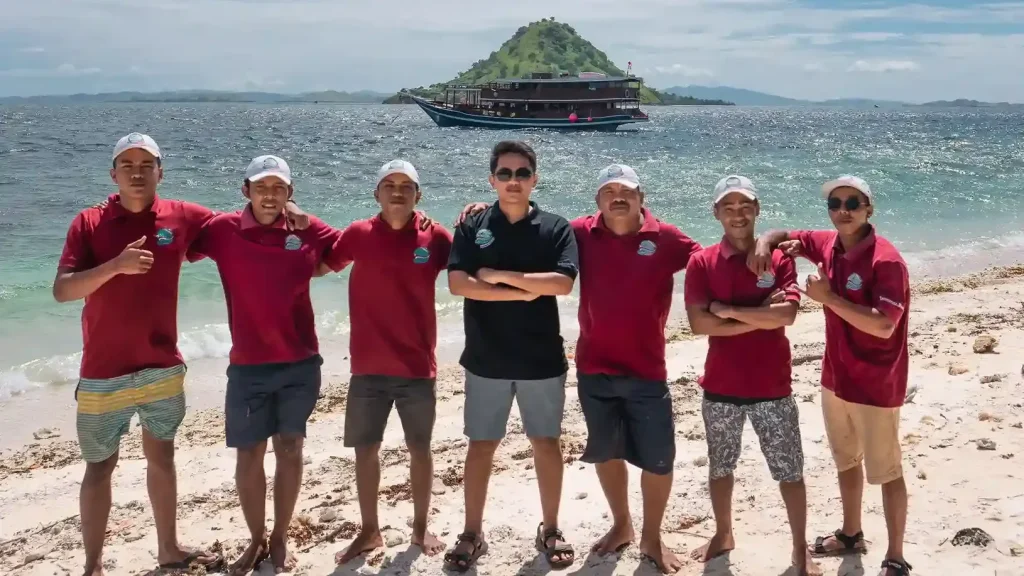 Bali Premium Trip團隊喺海邊合照
