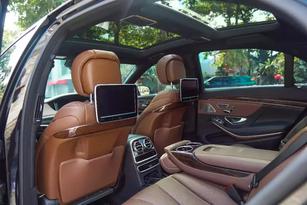 Mercedes-Benz S400豪華轎車後座
